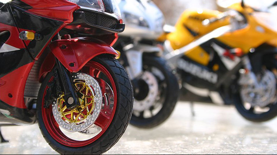 Piros motorkerékpár, a háttérben további motorok